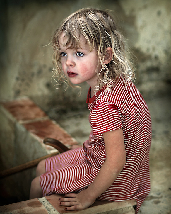 фото "Portrait with red and white dress" метки: портрет, дети