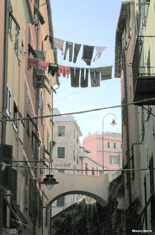 photo "Old Genoa, lanes in historical centre" tags: architecture, landscape, 