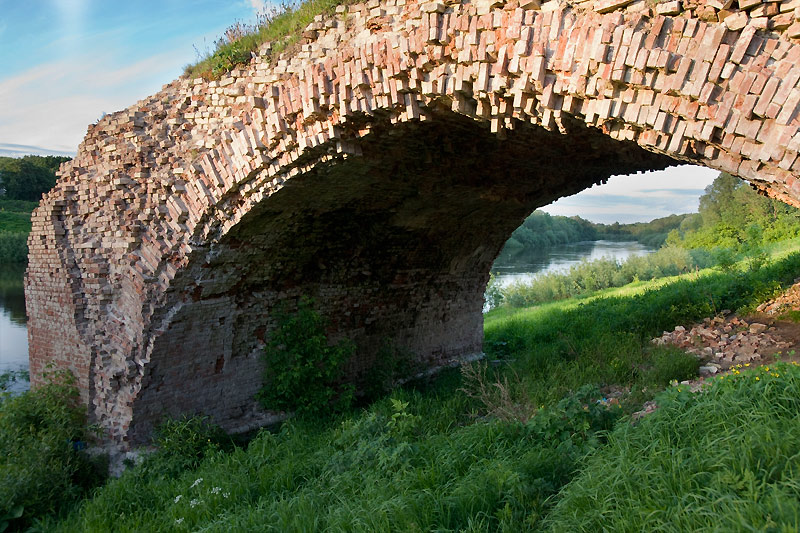 Какие мосты в смоленске. Старый Смоленский мост. Руины моста Смоленск. Остатки моста Смоленск. Остатки старого каменного моста Смоленск.