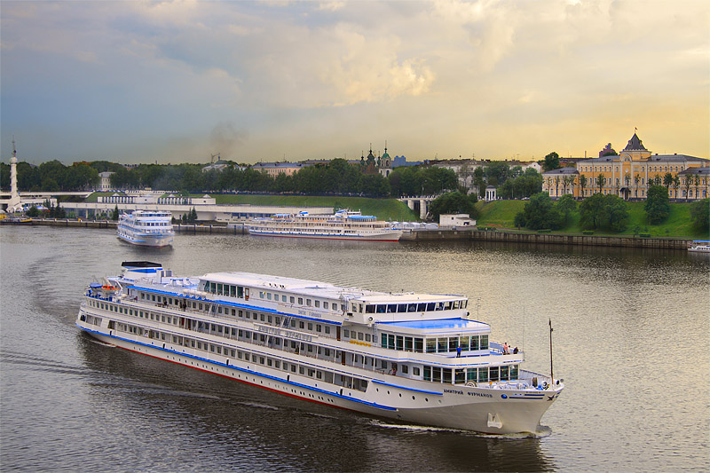 photo "Motor ships swim away" tags: landscape, water