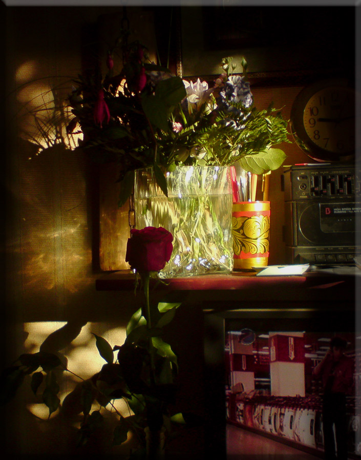 photo "Still life with rose, TV and a clock" tags: still life, nature, flowers