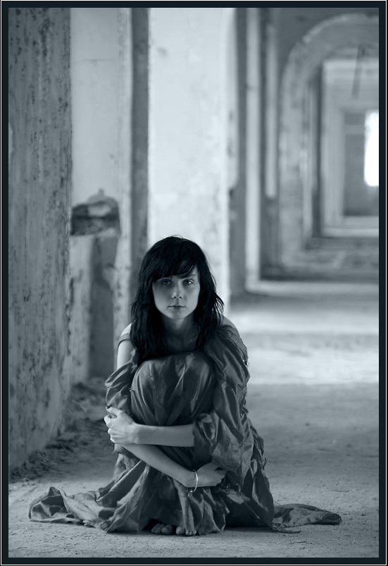 photo "Protecting silence" tags: portrait, black&white, woman