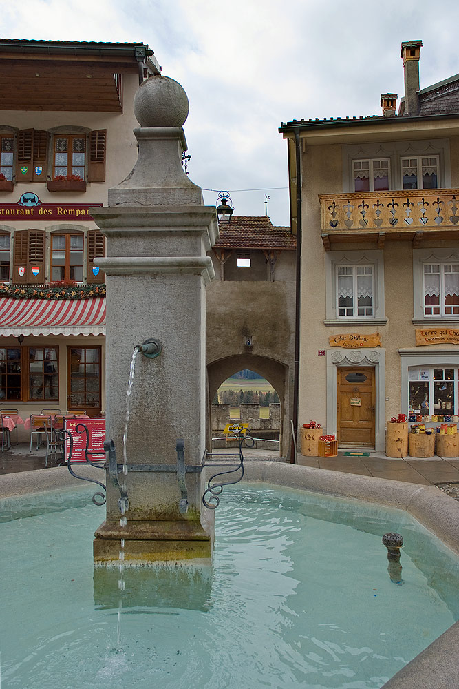 photo "source of Gruyere" tags: architecture, city, landscape, 
