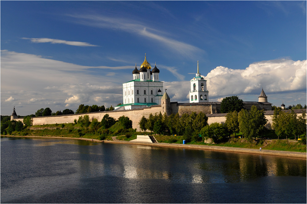 фото "Вид на Псковский Кремль" метки: пейзаж, архитектура, облака