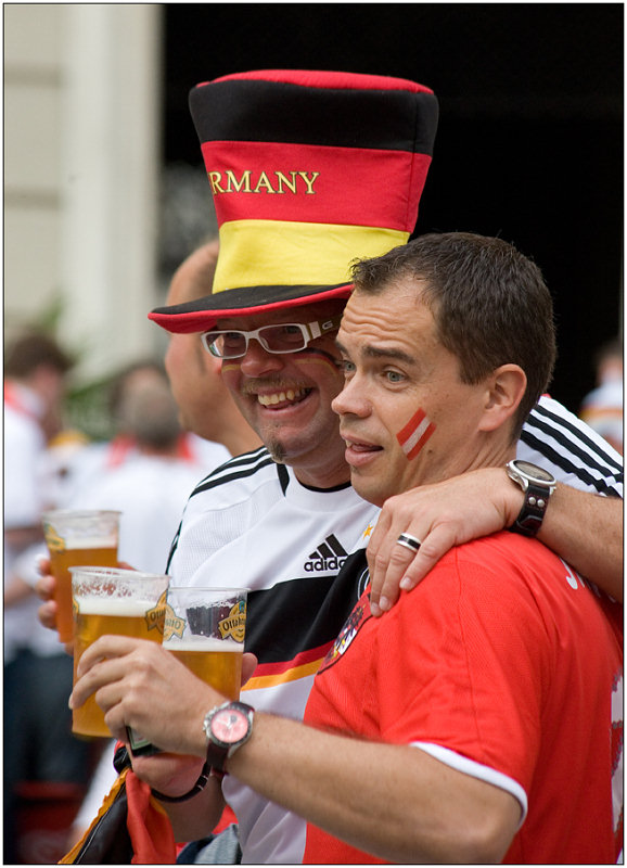 photo "EURO2008. Embrace before play-off" tags: genre, portrait, man