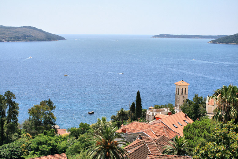 photo "kind at the seaside from a "bloody fortress"" tags: landscape, water