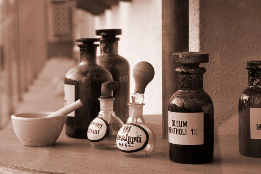 Вещество парфюмера 5 букв. Аптечные склянки 19 века. Старинные склянки для лекарств. Аптекарские бутылочки. Старинная баночка.