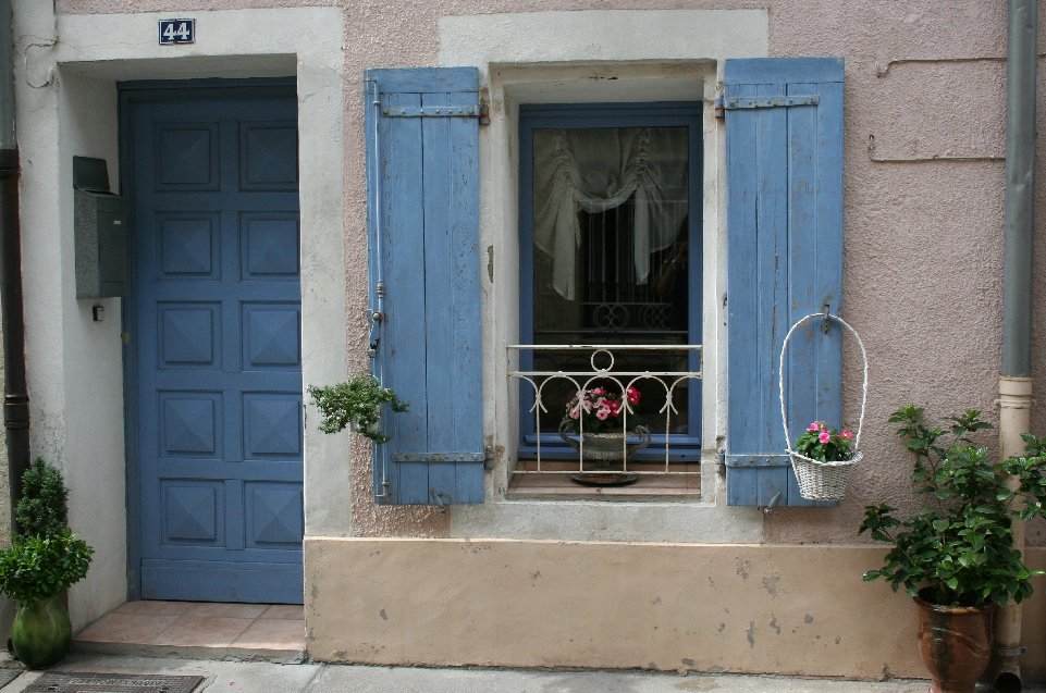 photo "France, Aigues mortes, a corner" tags: architecture, landscape, 