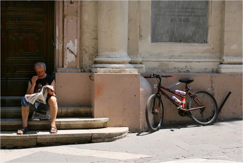 photo "morning newspaper" tags: travel, city, Europe