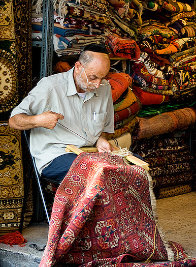 photo "rug maker" tags: city, portrait, man