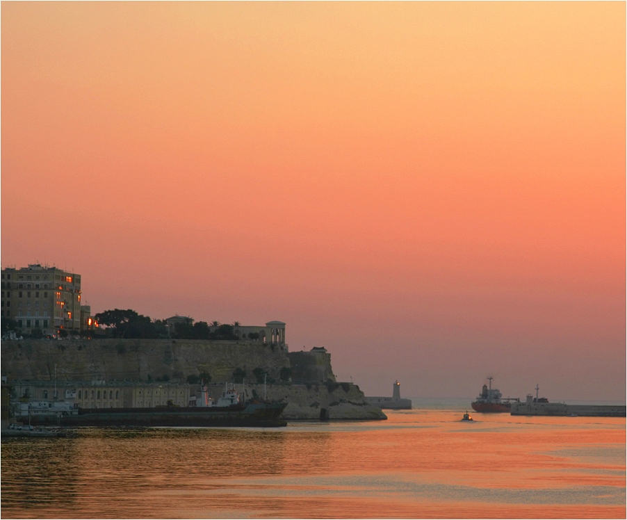 photo "Dawn in a fortress" tags: landscape, travel, Europe, sunset