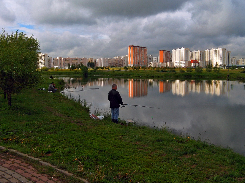 photo "Fishing in changeable weather" tags: landscape, city, summer