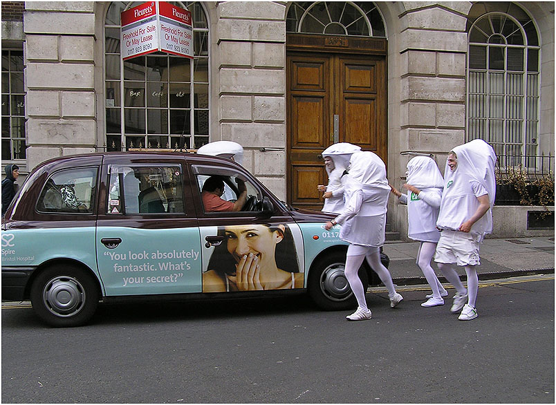 photo "The attack on a taxi :)" tags: humor, travel, Europe