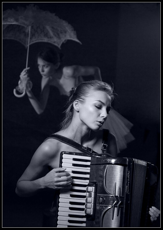 photo "Solo on the accordion in rainy weather" tags: genre, black&white, 