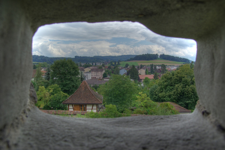 photo "view through the wall" tags: travel, city, Europe
