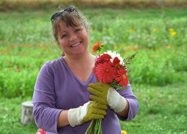 photo "Woman Selling Flowers" tags: portrait, woman