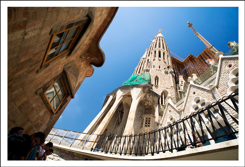 photo "Watchin Sagrada from the floor" tags: city, architecture, landscape, 