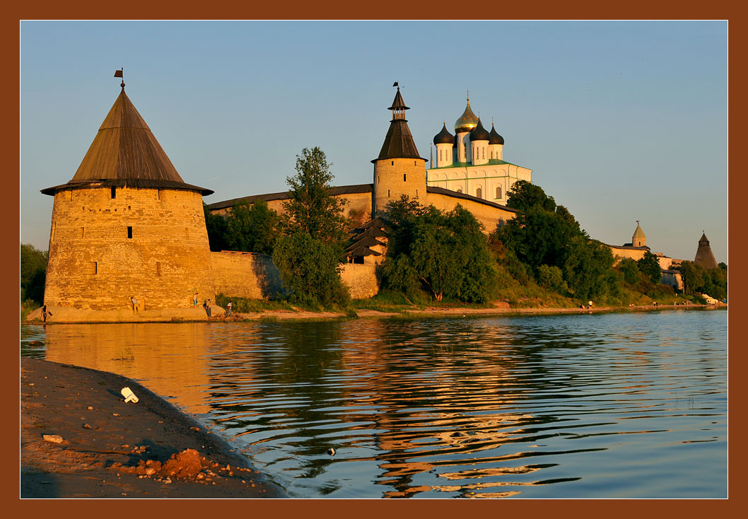 фото "У стен Псковского кремля" метки: архитектура, пейзаж, вода