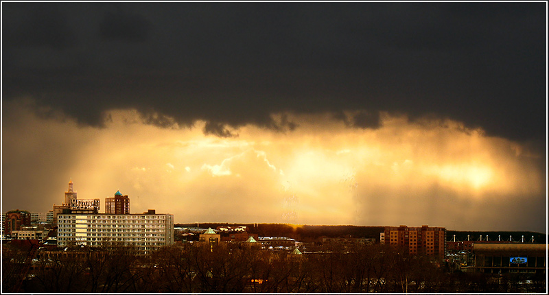 photo "A cloud captures the sky" tags: city, 