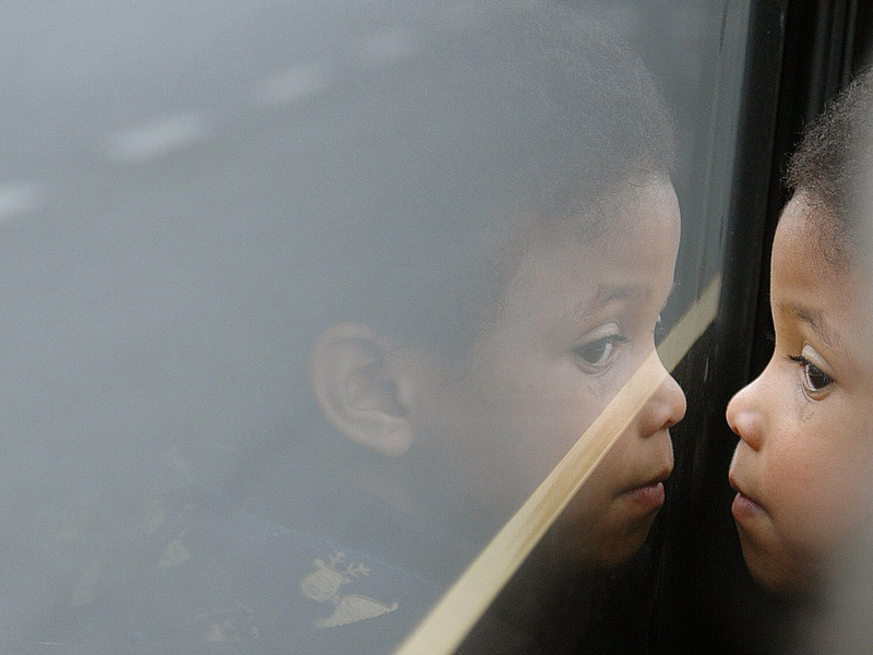 photo "OUTSIDE WORLD" tags: city, portrait, children