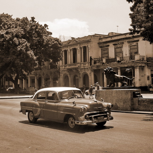 photo "The Great American Dream Machines: Classic Cars of the 50s" tags: old-time, city, 