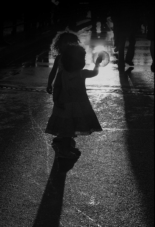 photo "stealing the sun" tags: portrait, black&white, children