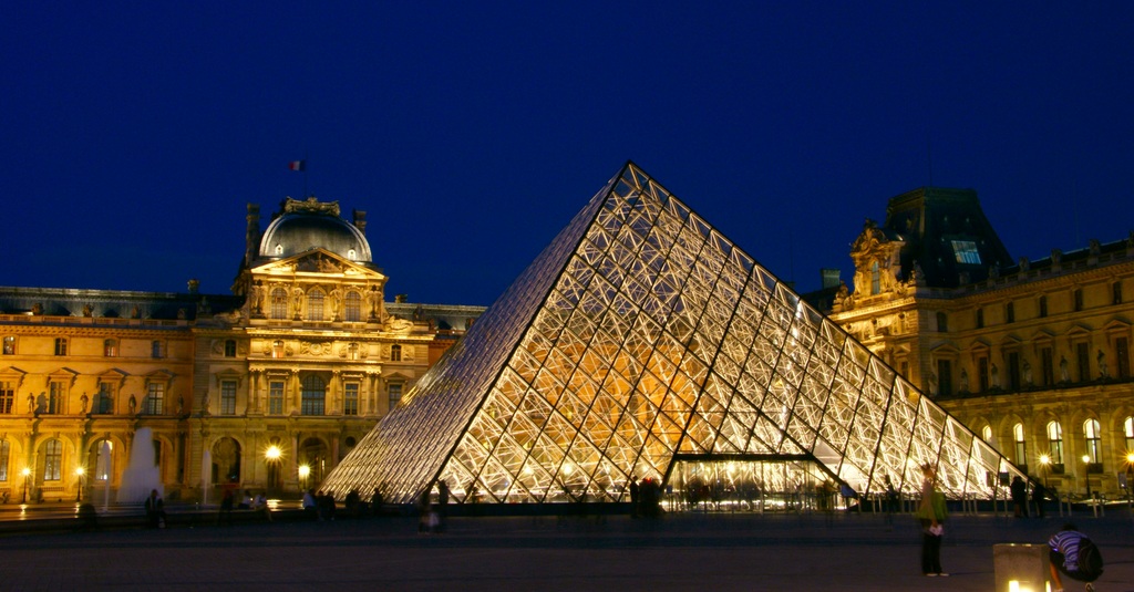 photo "Pyramid and the Louvre" tags: architecture, travel, landscape, Europe