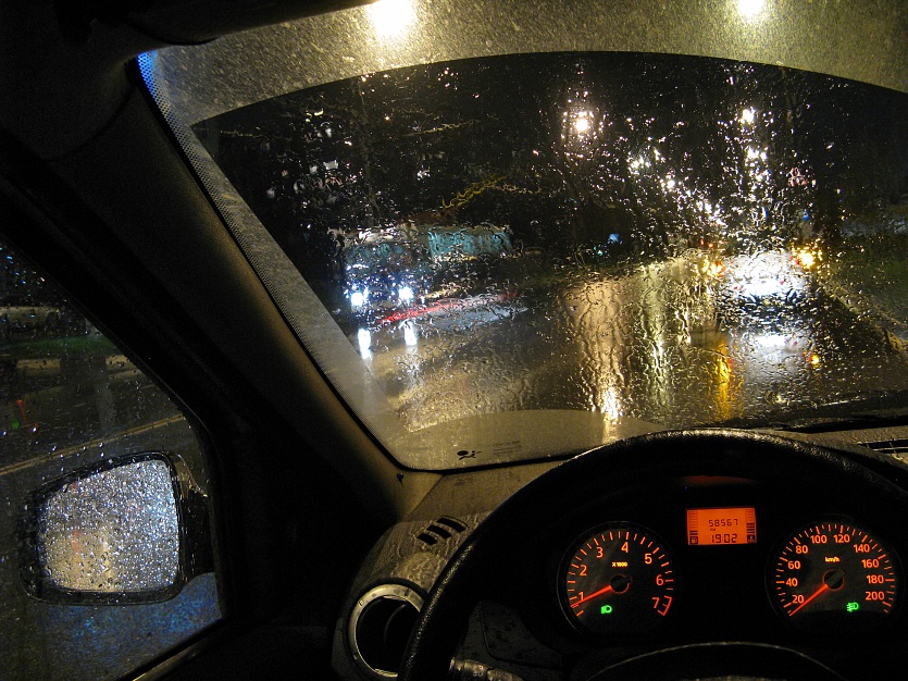 photo "Wet trolleybus or Rain in the City" tags: city, landscape, night