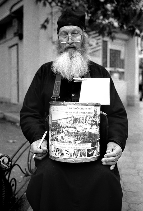photo "Priest" tags: portrait, travel, Europe, man