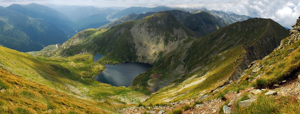 photo "Panoramic view over Lake Capra" tags: landscape, mountains, water