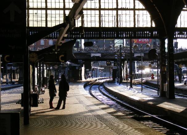 photo "Waiting." tags: reporting, 