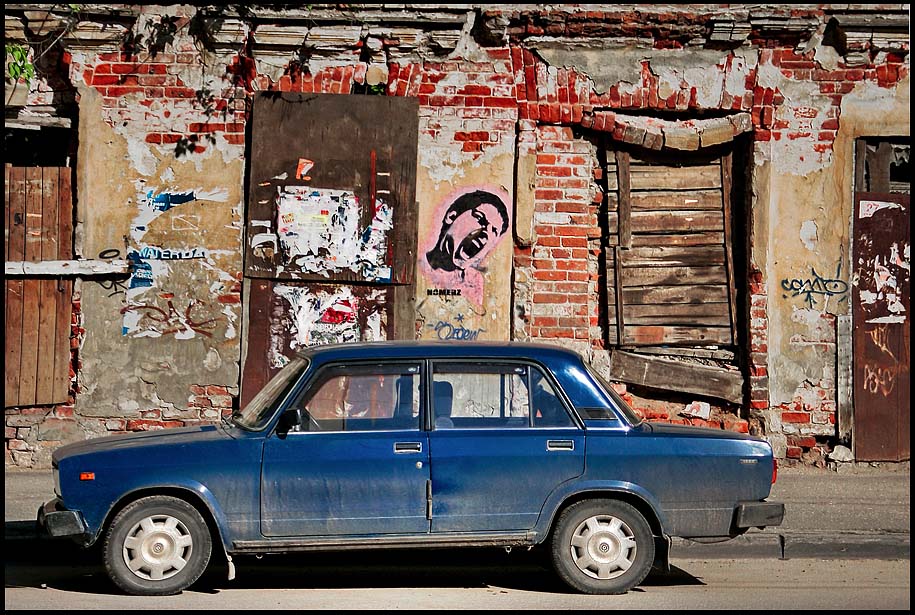 photo "City etude with blue car" tags: misc., 