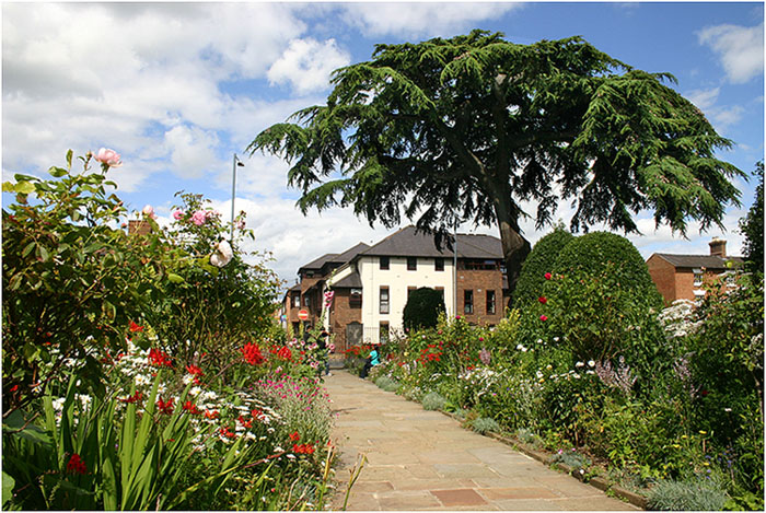 photo "In the garden of Shakespeare." tags: travel, nature, Europe, flowers