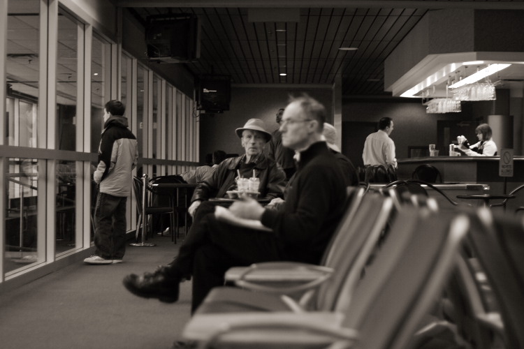 photo "Niether here nor there-Waiting for a flight" tags: genre, black&white, 