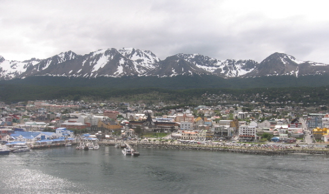 photo "Ushuaia, Argentina" tags: landscape, mountains, water