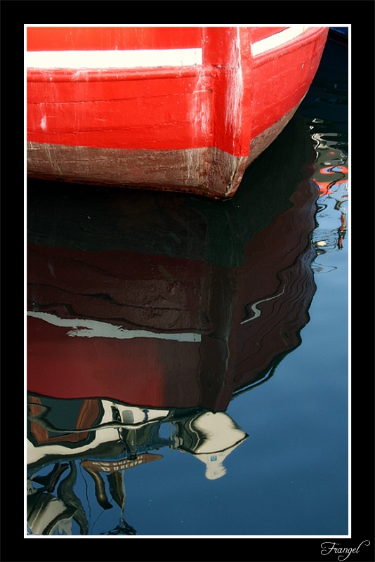 photo "Red Boat reflection" tags: travel, misc., Europe
