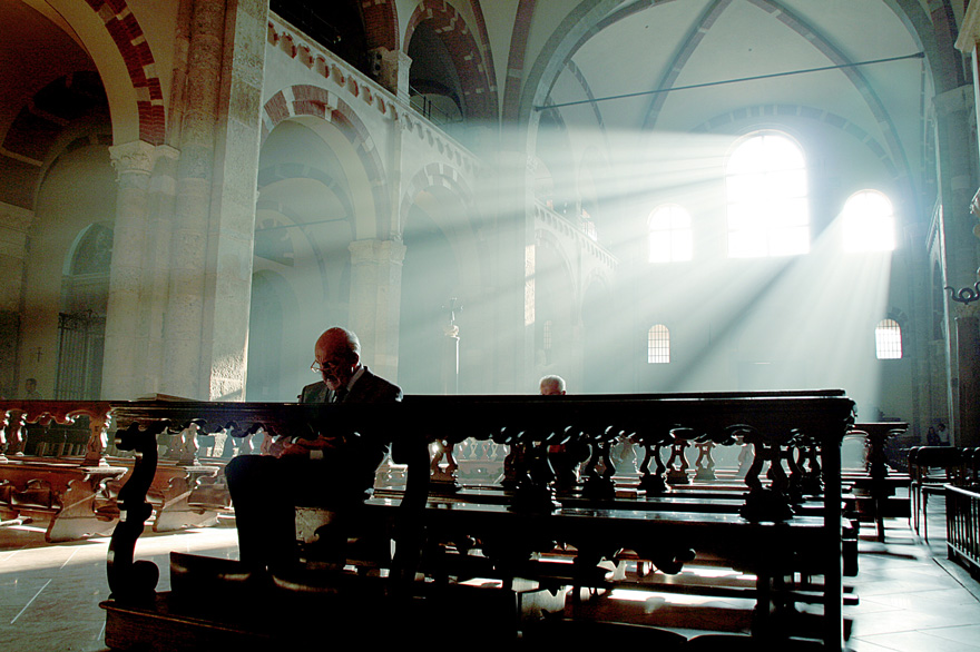 photo "The prayer" tags: reporting, Church, Italy, milan
