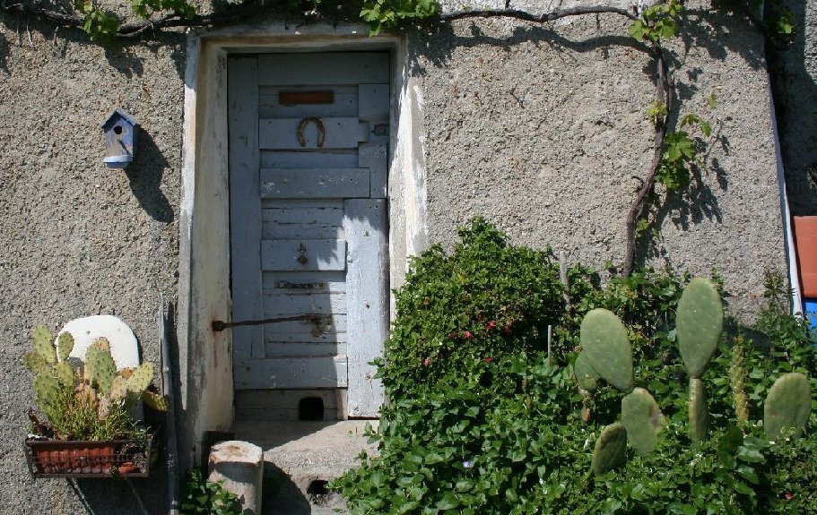 photo "the old door of the old house" tags: architecture, landscape, 