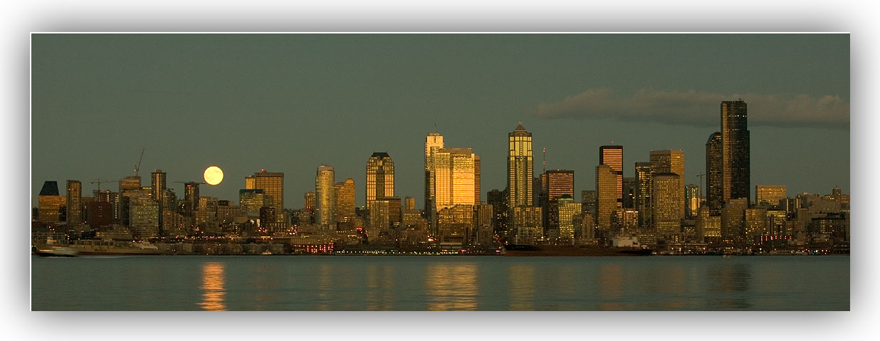 photo "Full Moon Rise above the City" tags: landscape, architecture, 