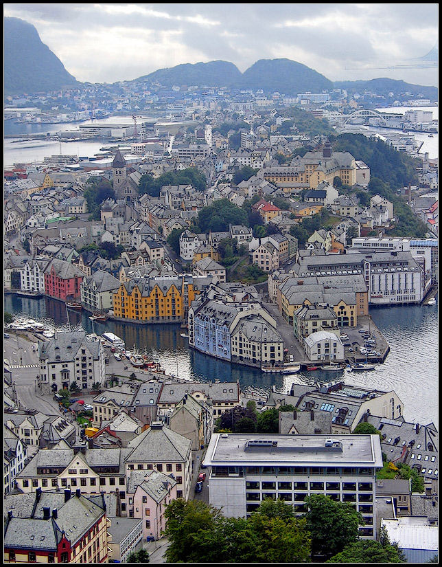 photo "Alesund, a city in Norway" tags: architecture, landscape, water