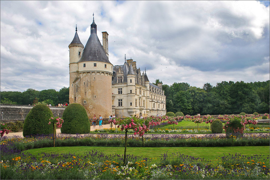 photo "Summer in the Loire Valley." tags: architecture, travel, landscape, Europe