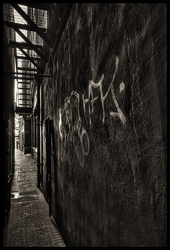 photo "Graffiti" tags: city, architecture, landscape, 