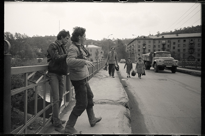 фото "Два Пьяных Неформала на Мосту, г. Златоуст, май 1990 г." метки: жанр, черно-белые, 