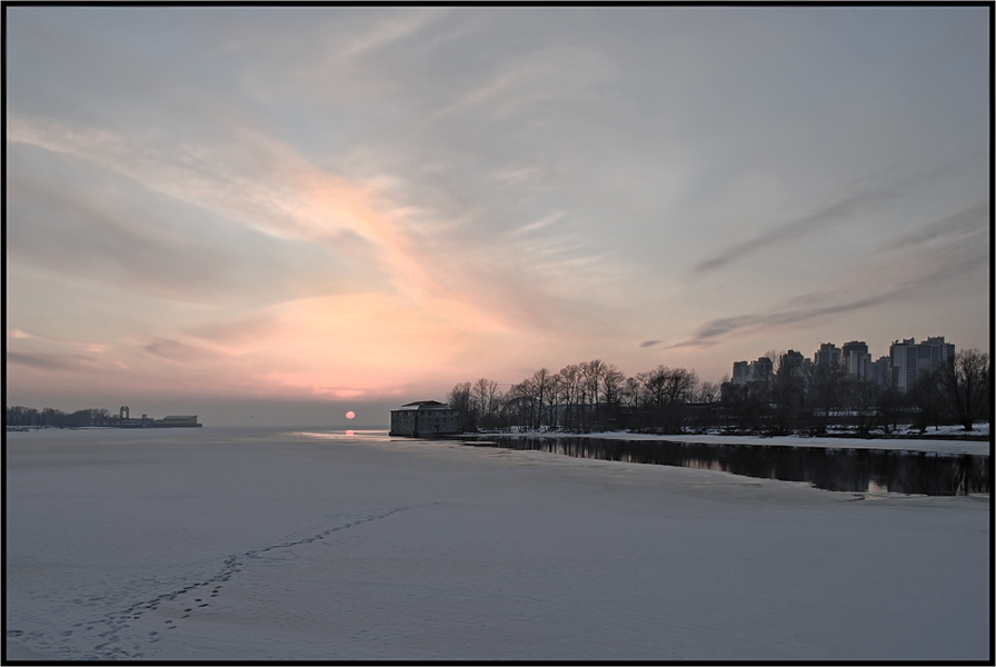 photo "Sunset Pink Ball Slowly Falling down in Water" tags: landscape, sunset