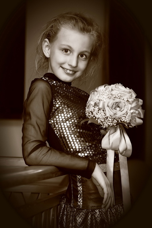 photo "The girl with bouquet" tags: portrait, children