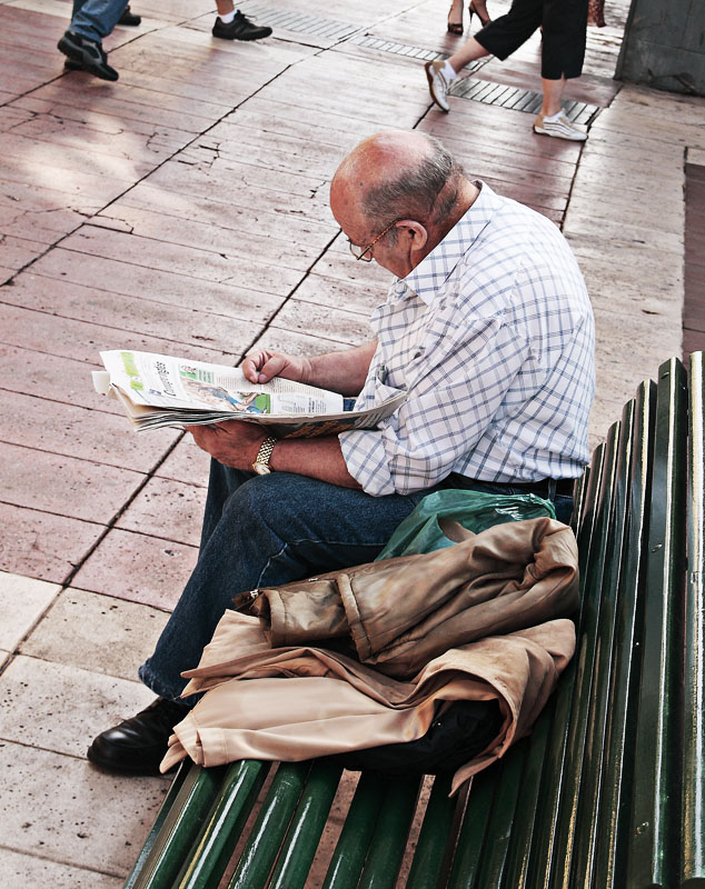 photo "Reading the news" tags: genre, city, 