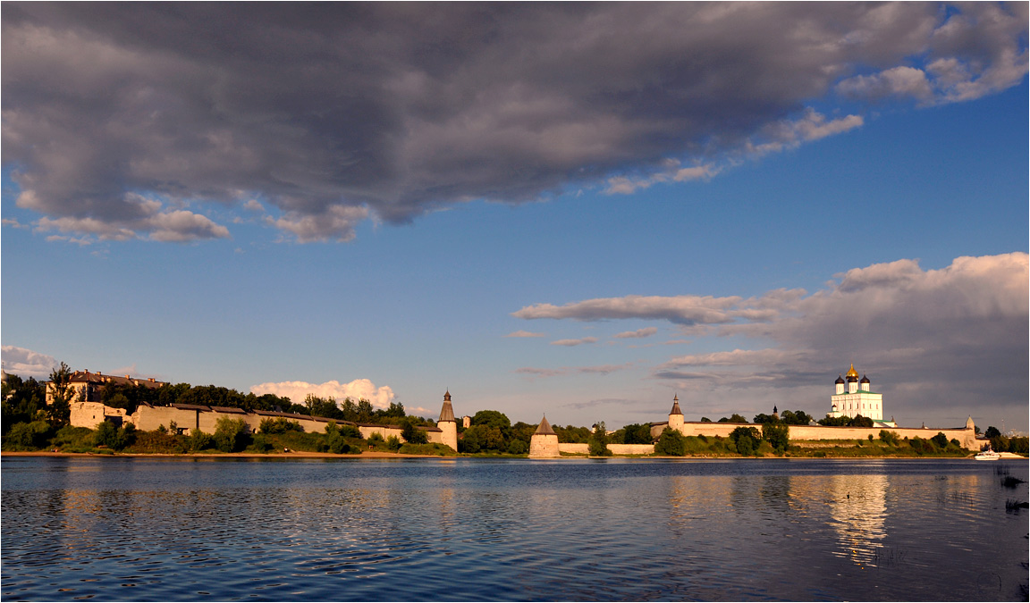 фото "Панорама Псковского кремля" метки: пейзаж, архитектура, облака