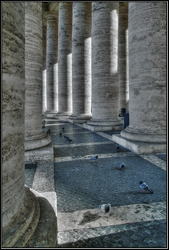photo "Gray pigeons among gray columns" tags: architecture, travel, landscape, Europe