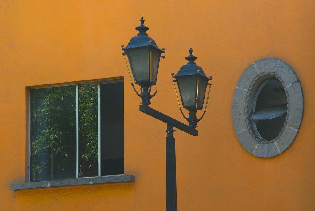 photo "Between the windows" tags: fragment, travel, North America