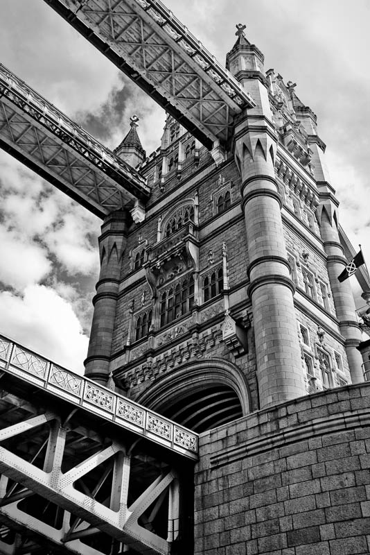 photo "Under the bridge" tags: black&white, architecture, landscape, 